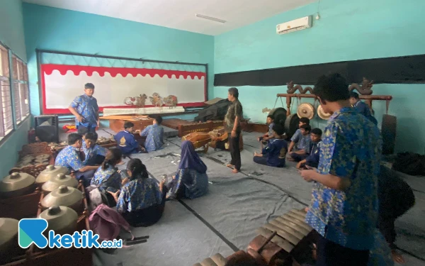 Foto Suasana pelajaran jurusan pedalangan. (Foto: Shinta Miranda/Ketik.co.id)