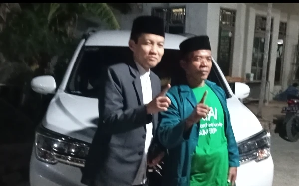 Foto Cabup KH. Ali Fikri Warits bersama salah satu pemuda ( foto : Ach. Suni )