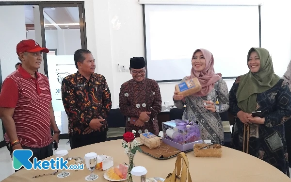 Foto Usai acara Dr. Lia Istifhama anggota DPD RI menikmati suguhan kue khas Bangkalan ( 07/11/2024) (Foto.Ismail Hs/Ketik.co.id)