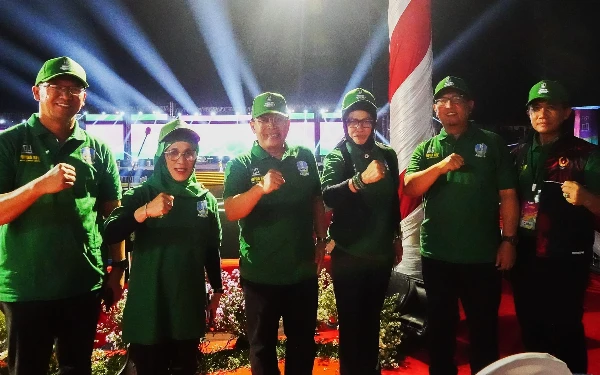 Foto Sekda Sidoarjo Fenny Apridawati (empat dari kiri) bersama tim ofisial dan pelatih Kabupaten Sidoarjo di Popda XIV Jatim dan Peparda II 2024. (Foto: Kominfo Sidoarjo)