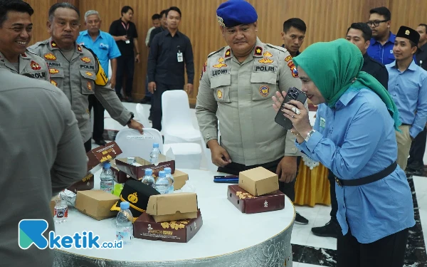 Foto Calon Wakil Bupati Sidoarjo Mimik Idayana menyampaikan salam kepada jajaran Polresta Sidoarjo yang menggelar Deklarasi Damai Pilkada Sidoarjo 2024. (Foto: Dimas for Ketik.co.id)