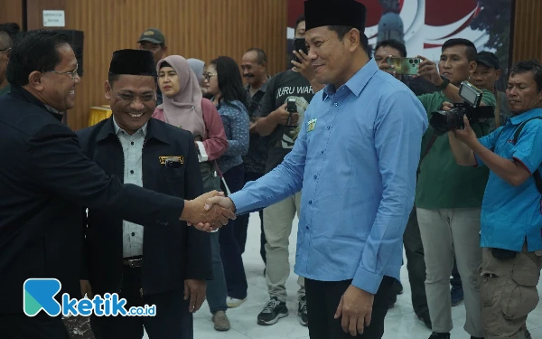 Foto Calon Bupati Sidoarjo Subandi menyalami dengan ramah para undangan saat Deklarasi Damai Pilkada Sidoarjo 2024 di Mapolresta Sidoarjo. (Foto: Dimas for Ketik.co.id)