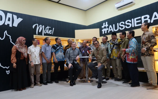 Foto Foto bersama Konjen Australia, Rektor UNEJ bersama jajaran staff di #AussieBanget Corner UNEJ. (Foto : Konjen Australia untuk ketik.co.id)