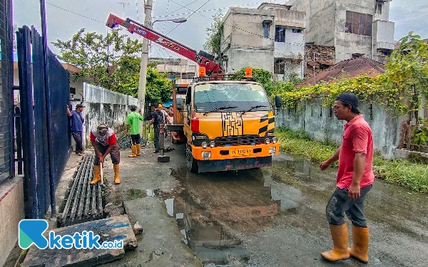 Foto Sejumlah pekerja dan alat berat sedang beraktifitas di Jalan Durian Rantauprapat, Labuhanbatu dalam upaya penanganan banjir. (Foto: Joko/Ketik.co.id)