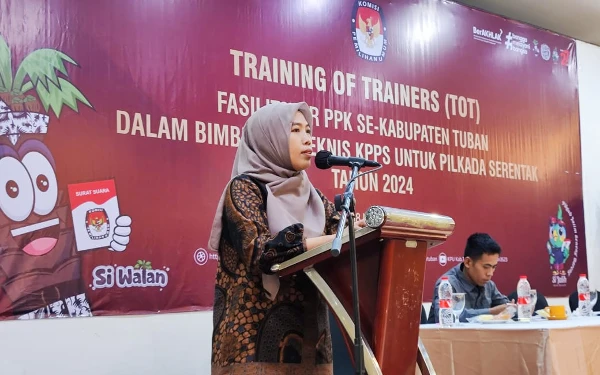 Foto Ketua KPU Tuban Zakiyatul Munawaroh saat membuka Training Of Trainer (TOT) kepada PPK se-Kabupten Tuban (08/11/2024)(Foto Ahmad Istihar/Ketik.co.id)