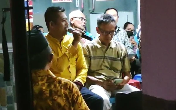 Foto Ketua Blok VI Joho yang juga Ketua KPPS TPS 65 Hendrik Febriyanto (baju kuning) vidionya menyebar. Dalam video tersebut Hendrik terlihat memberi pernyataan yang mengarah mengkampanyekan Paslon 1. (Foto: Tangkapan layar / Ketik.co.id)