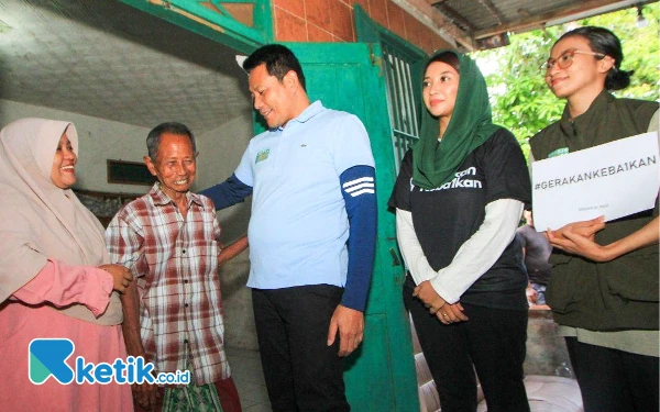 Foto Calon Bupati Sidoarjo Subandi bersama inisiator Gerakan Keba1ikan Revindia Carina mengunjungi Pak Sali, lansia yang masih sehat di usia 88 tahun berjalan itu, ke rumahnya, di Dusun Semambung, Desa Sambungrejo, Kecamatan Sukodono. (Foto: Dimas for Ketik.co.id)