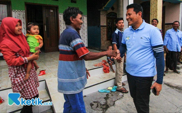 Foto Calon Bupati Sidoarjo Subandi tak segan-segan menyalami warga yang ditemuinya saat blusuka ke kampung di Desa Sambungrejo, Kecamatan Sukodono. (Foto: Fathur Roziq/Ketik.co.id)