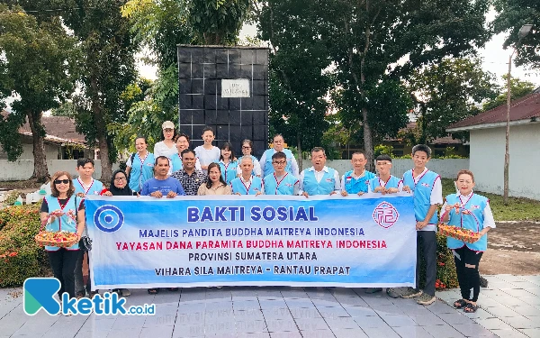 Foto Yayasan Paramita Foundation Rantauprapat foto bersama dengan DHC BPK-45 Labuhanbatu, anggota DPRD Labuhanbatu dan Dinas Sosial usai menabur bunga di TMP Rantauprapat. (Foto: Joko/Ketik.co.id)