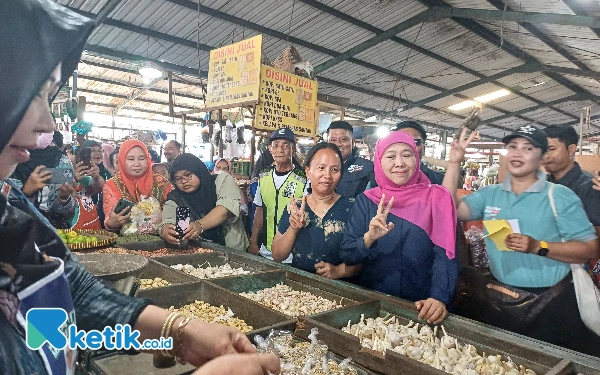 Foto Calon Gubernur Jatim nomor urut 2 Khofifah Indar Parawansa diserbu pedagang dan pembeli pasar paing Rungkut, Jumat, 8 November 2024. (Foto: Khaesar/Ketik.co.id)