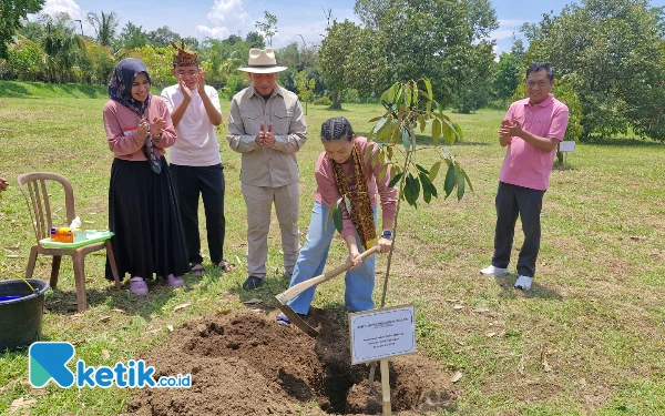 Foto Safari politik Rahayu Saraswati di Jember sempatkan silaturahmi bersama toko Jember dan aksi menanam pohon (Foto: Ketik.co.id)