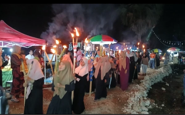 Foto Peserta pawai obor dari kalangan perempuan ikut tampil ( foto : Ach. Suni )