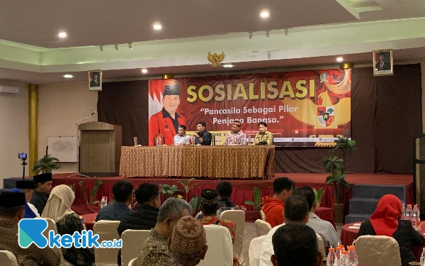 Foto Sosialisasi bertajuk “Pancasila Sebagai Pilar Penjaga Bangsa” di Hall Hotel Grand Mansion Kanigoro, Kabupaten Blitar, 9 November 2024. (Foto: Favan/ketik.co.id)