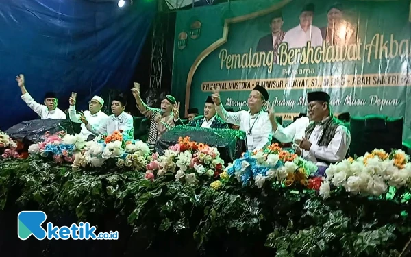 Foto Calon Bupati Pemalang, Mansur Hidayat Bersama Para Kiai (Foto: Slamet/ketik.co.id)