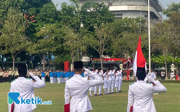 Foto Prosesi upacara Hari Pahlawan 2024 di Tugu Pahlawan 2024. (Foto: Shinta Miranda/Ketik.co.id)