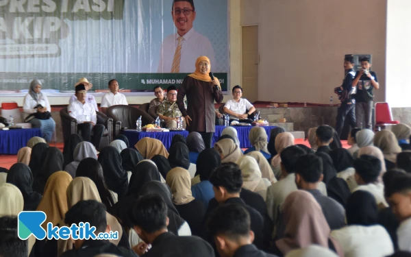 Foto Calon Gubernur Jawa Timur nomor urut 2 Khofifah Indar Parawansa bertemu langsung mahasiswa, Minggu, 10 November 2024. (Foto: Khaesar/Ketik.co.id)