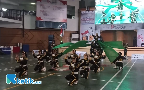 Foto Penampilan salah satu tim di Festival Paskibra 2.0 di Universitas Dinamika (Foto: Azkha/ Ketik.co.id)