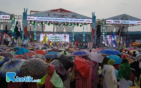 Foto Meskipun hujan, Kampanye Akbar Khofifah-Emil tetap dibanjiri masyarakat Jatim, Minggu, 10 November 2024. (Foto: Khaesar/Ketik.co.id)