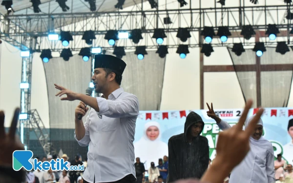 Foto Orasi Politik Calon Wakil Gubernur Jatim Emil Elestianto Dardak menggetarkan Jember Spprt Garden, Minggu, 10 November 2024. (Foto: Khaesar/Ketik.co.id)