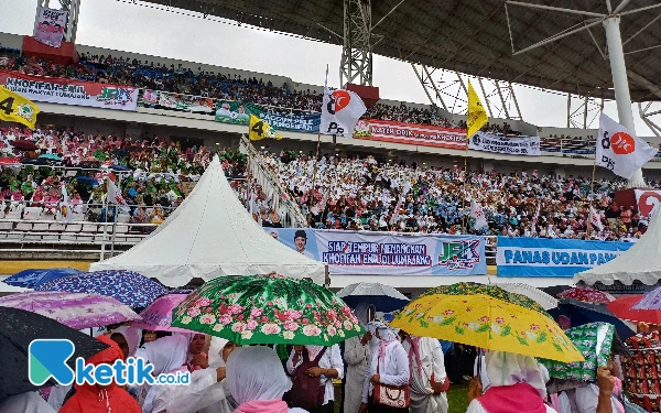 Foto Ribuan pendukung Khofifah-Emil memenuhi stadion Jember Sport Garden, Minggu, 10 November 2024. (Foto: Khaesar/Ketik.co.id)