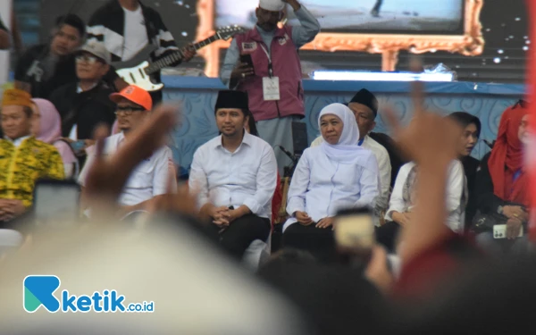 Foto Pasangan Calon (Paslon) Gubernur - Wakil Gubernur Jawa Timur (Jatim), Khofifah Indar Parawansa - Emil Elestianto Dardak melihat langsung penampilan Denny Caknan, Minggu, 10 November 2024. (Foto: Khaesar/Ketik.co.id)