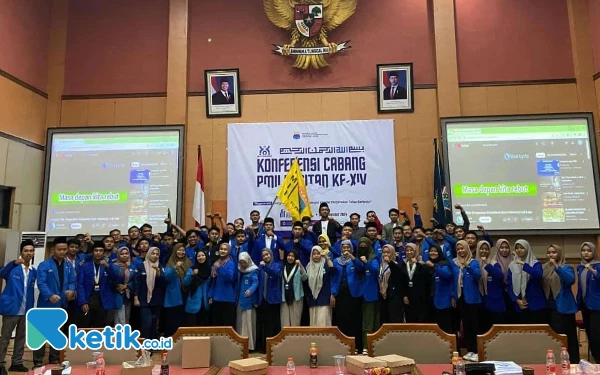 Foto Perwakilan Pengurus Koordinator Cabang (PKC) PMII Jawa Timur, Achmad Kurniawan menyerahkan draf konsideran penetapan kepada mandataris Ketua Umum PC PMII Pacitan periode 2024-2025, Al Ahmadi, Minggu, 10 November 2024, dini hari. (Foto: PMII for Ketik.co.id)