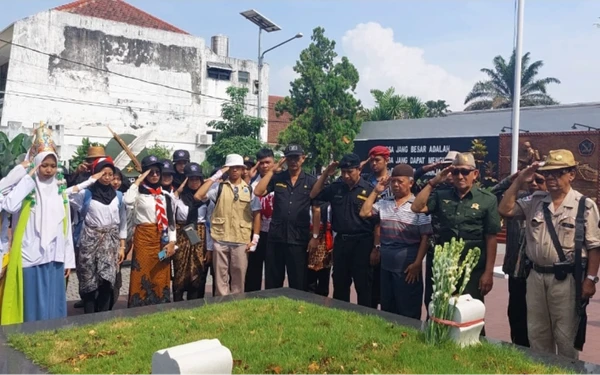 Foto Para pelajar MAN 1 Kota Malang ketika memberikan penghormatan di Monumen Pahlawan Trip Kota Malang. (Foto: Sutirjo for Ketik.co.id)