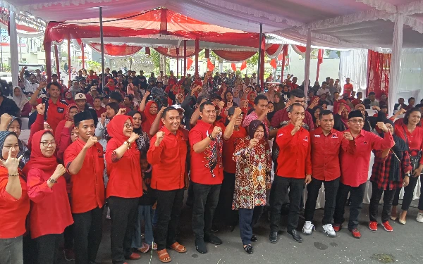 Foto Bu Risma bersama kader PDI Perjuangan Lumajang (Foto : Abdul Fatah / Ketik)