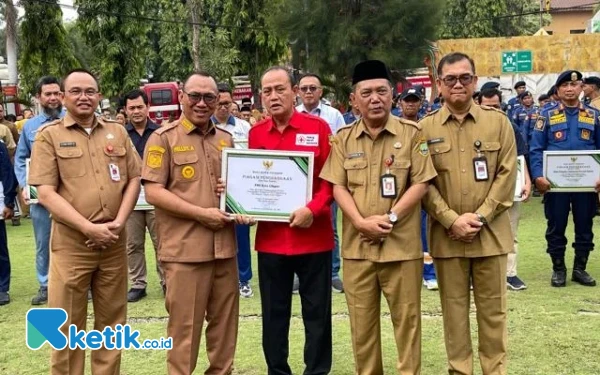 Foto PMI Cilegon menerima penghargaan dari Wali Kota Cilegon Helldy Agustian beberapa tahun lalu