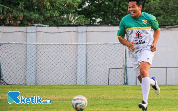 Foto Calon Bupati Sidoarjo Subandi melakukan dribbling sebelum mengirim umping ke kotak penalti Mbahman FC. (Foto: Dimas for Ketik.co.id)