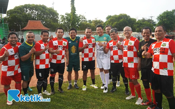 Foto Calon Bupati Sidoarjo Subandi bersama tim Mbahman FC yang akan bermain fun football di Stadion Jenggolo Sidoarjo. (Foto: Dimas for Ketik.co.id)