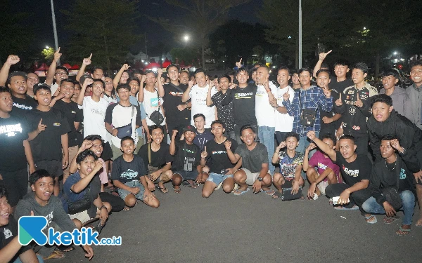 Foto Calon Bupati Sidoarjo Subandi bergantian berfoto bersama dengan anak-anak muda Komunitas Herex Sidoarjo. (Foto: Dimas for Ketik.co.id)