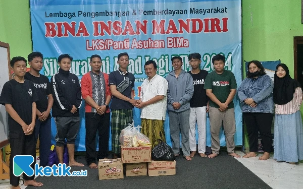 Foto Kegiatan tersebut juga di warnai bakti sosial. Berupa penyerahan bantuan paket sembako dari Karang Taruna GKP pada Lembaga Pengembangan dan Pemberdayaan Masyarakat Bina Insan Mandiri - Panti Asuhan (LPPM-PA) Bina Insan Mandiri (BIMa). (Foto: Fajar Rianto / Ketik.co.id)