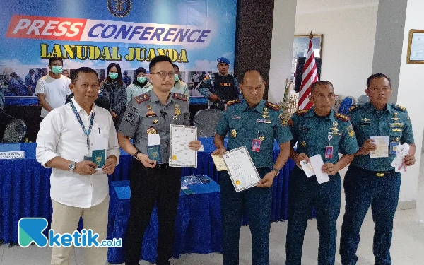 Foto Petugas menunjukkan dokumen yang dibawa kelima pelaku, Senin, 11 November 2024. (Foto: Khaesar/Ketik.co.id)