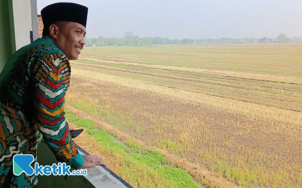 Foto Ketua Komisi D DPRD Sidoarjo H Dhamroni Chudlori memeriksa jendela yang kusen dan kacanya lepas karena tertiup ancing kencang pada Senin (4 November 2024). (Foto: Fathur Roziq/Ketik.co.id)