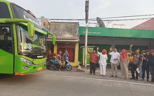 Foto Pelepasan keberangkatan oleh Bambang Riyanto, Bunda Indah dan Mas Yudha (Foto : Abdul Fatah / Ketik)