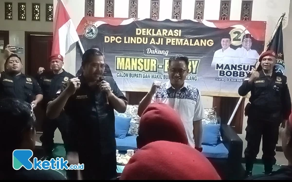 Foto Ketua DPC Lindu Aji Pemalang, Muhasyim bersama Calon Bupati Petahana, Mansur Hidayat memimpin yel yel kemenangan Masboy (Foto: Slamet/ketik.co.id)