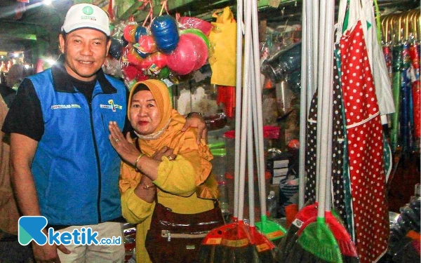 Foto Pengunjung Pasar Wadungasri langsung nempel dan minta foto bareng calon Bupati Sidoarjo Subandi. (Foto: Dimas for Ketik.co.id)