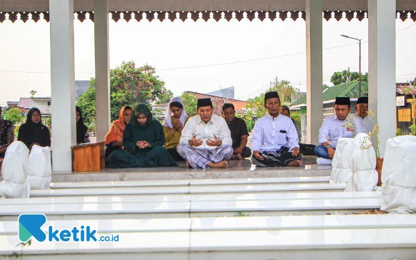 Foto Calon Bupati Sidoarjo Subandi (tengah) dan calon Wakil Bupati Sidoarjo Mimik Idayana berziarah memanjatkan doa di Makam Auliya Sono di Buduran pada Selasa sore (12 November 2024). (Foto: Dimas for Ketik.co.id