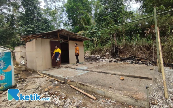 Foto Potret rumah Tuginem dan Tugimah rata tanah, beberapa ruang dibangun oleh petugas kepolisian dan TNI untuk sementara waktu. (Foto: Al Ahmadi/Ketik.co.id)