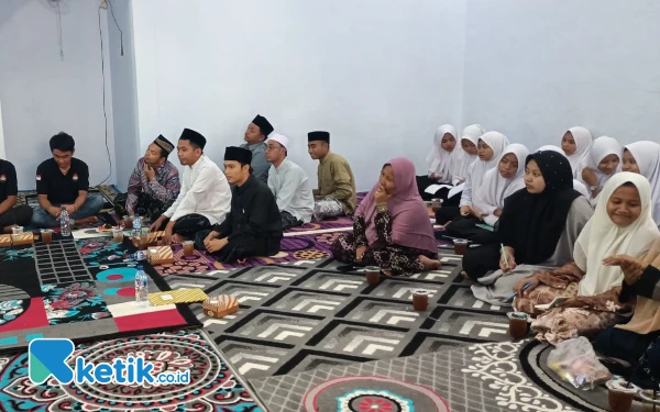 Foto Santri Pondok Pesantren Al Mubarok Lanbulan saat menyimak sosialisasi PHBS dan DBD dari FKKS Kecamatan Tambelengan (Foto: Mat Jusi/Ketik.co.id).