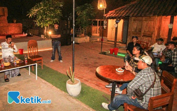 Foto Calon Bupati Sidoarjo Subandi menjawab berbagai pertanyaan dari anak-anak muda saat berdialog di Kedai Kopi Ahmed pada Selasa malam (12 November 2024). (Foto: Dimas for Ketik.co.id)