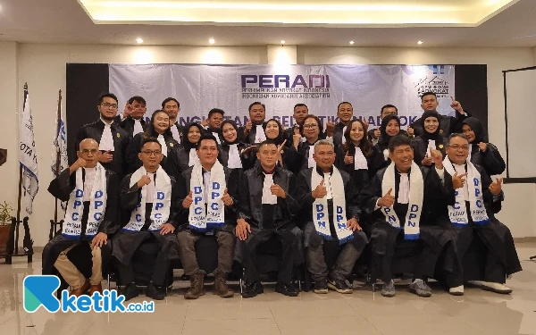 Foto Sebanyak 18 advokat yang barusaja dilantik foto bersama perwakilan pengurus DPN Peradi RBA dan Ketua DPC Peradi RBA se- DIY.  (Foto: Fajar Rianto / Ketik.co.id)