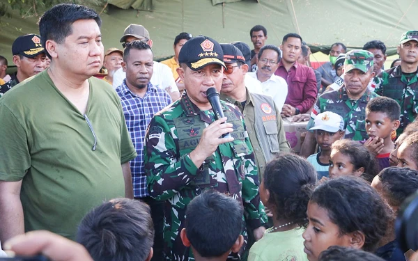 Thumbnail Berita - Panglima TNI Kunjungi Flores Timur NTT, Pastikan Bantuan Erupsi Gunung Lewotobi Tepat Sasaran