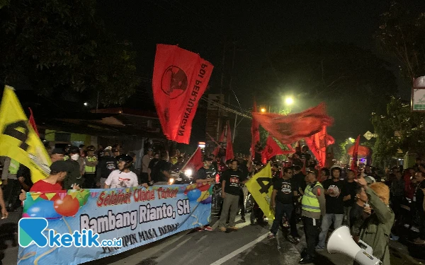 Foto Ribuan simpatisan hadir menjemput paslon Bambang-Bayu seusai debat paslon, Rabu 13 November 2024. (Foto: Favan/ketik.co.id)