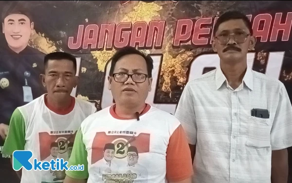 Foto Sekretaris Relawan Gardune Annur, Andy Hadi Taruno didampingi para korcam saat diwawancara (Foto: Slamet/ketik.co.id)