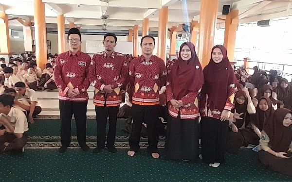 Foto Waka Kurikulum SMA Al-Islam Krian, Sofia S.Pd  (dua dari kanan)  didampingi guru laiinya di antaranya Nila (kanan) hadir di tengah-tengah  para siswa. (Foto: Dea for Ketik.co.id)