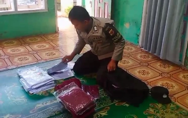 Foto Bripka Juliandi Anggota Polres Simeulue  Bertugas Sebagai Polisi RW di Desa Sambai (Helman/Ketik.co.id)