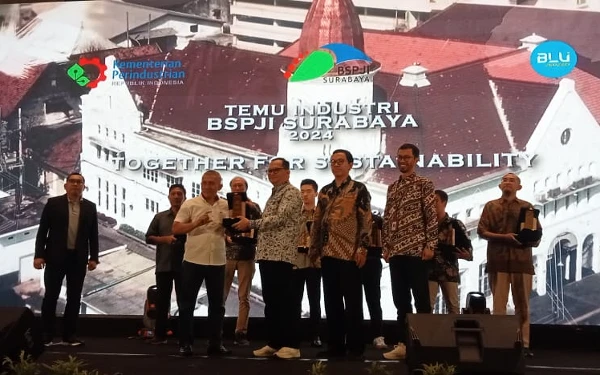 Foto PT Sariguna Primatirta saat menerima penghargaan sebagai Pengguna Layanan Pertama Sertifikasi Industri Hijau dari BSPJI Surabaya (Foto: Fatimah/Ketik.co.id)