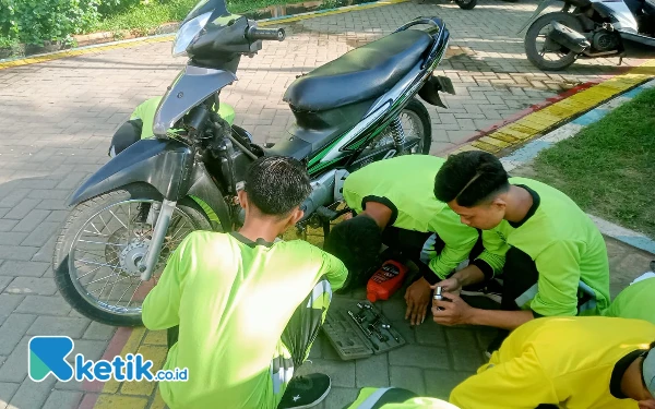 Foto Para siswa DT Mandiri TKR SMAN 1 Gondangwetan Pasuruan berkegiatan di program Bengkel Berjalan, 12 November 2024, (Foto: Yuni Ernawati for Ketik.co.id)